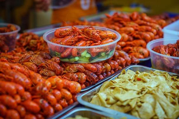 一些商家竟然收购死龙虾,将其加工成食品后再销售,这引起了公众的广泛